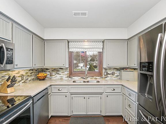 3rd image of 6871 Pinebrook Dr