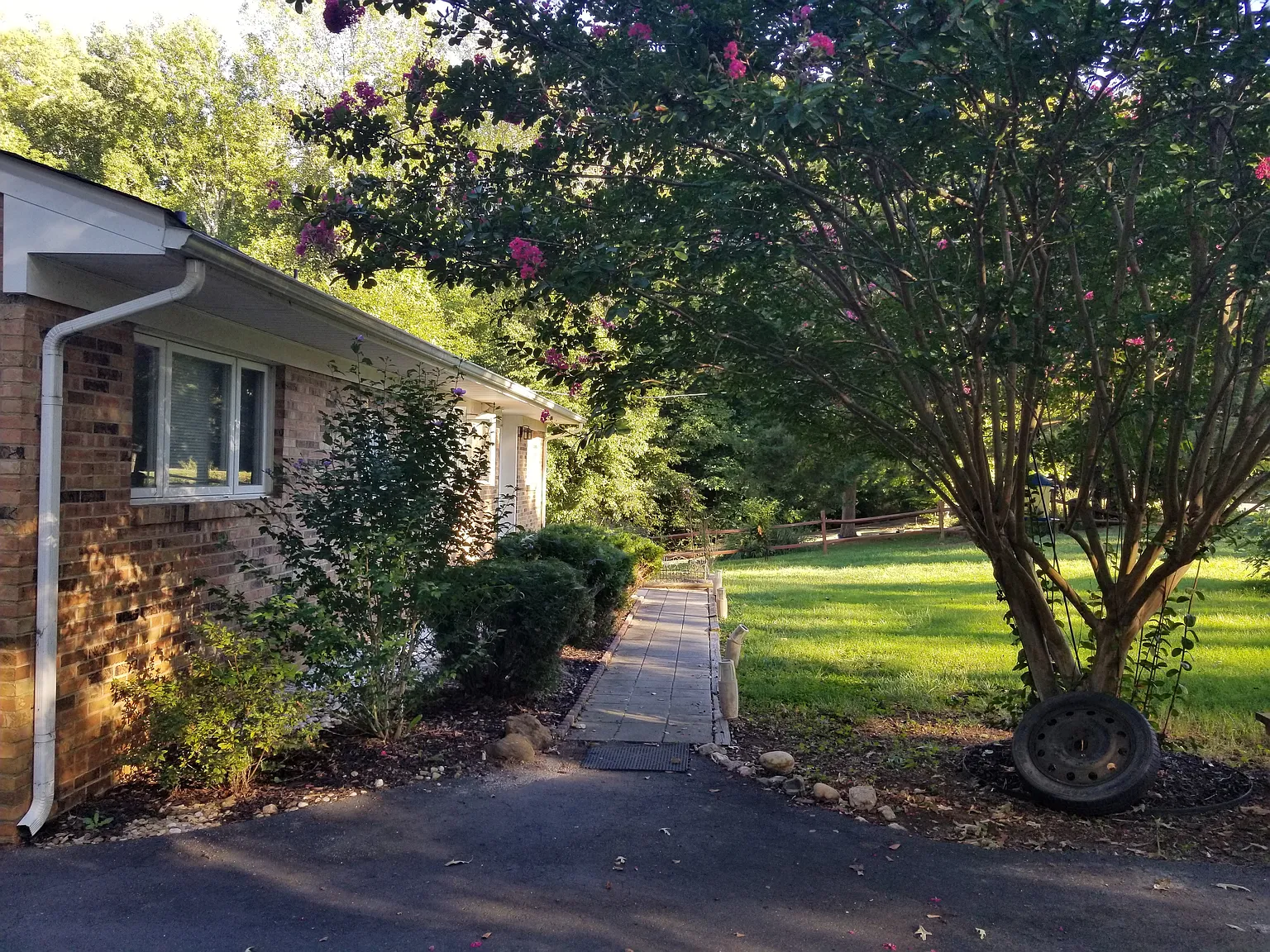 2101 Lakeview Dr — Photo 2