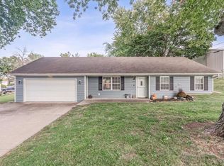 109 N 1st St, Savannah, MO 64485