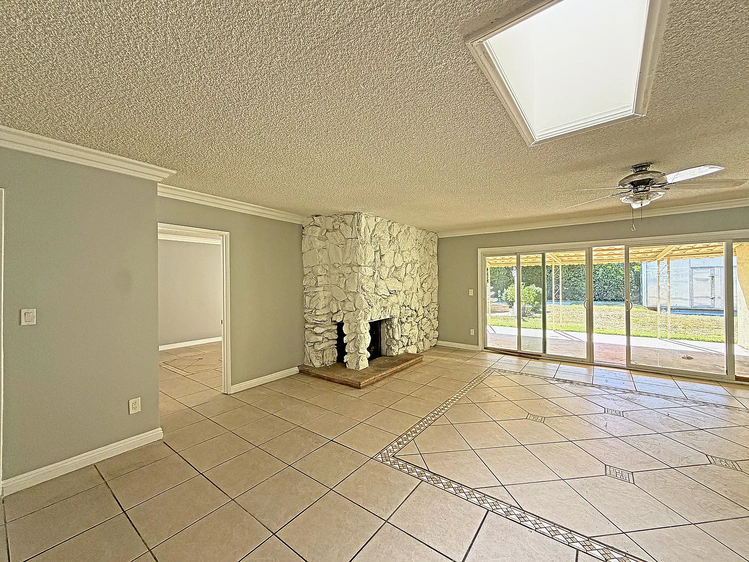5 bed, 2418 sqft, $5,950 — Photo 4
