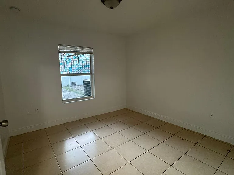 22250 Miami Ave — Photo 7