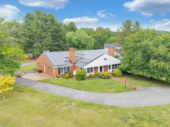100 Meadowgate Dr, Forest, VA 24551