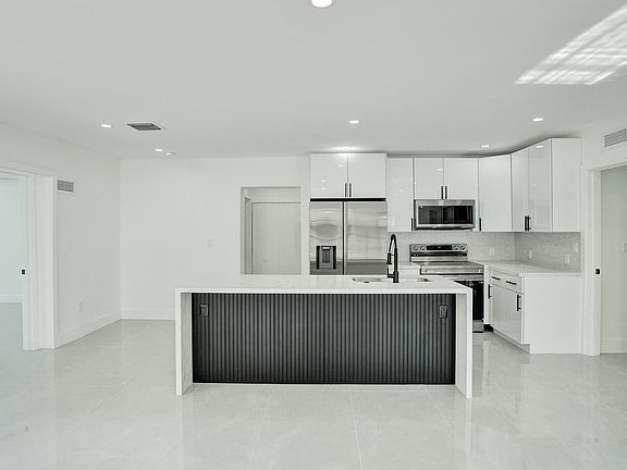 2nd image of 3234 Taft Street