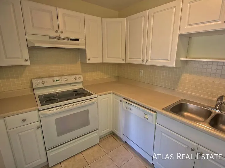 2435 S Corona St — Photo 26