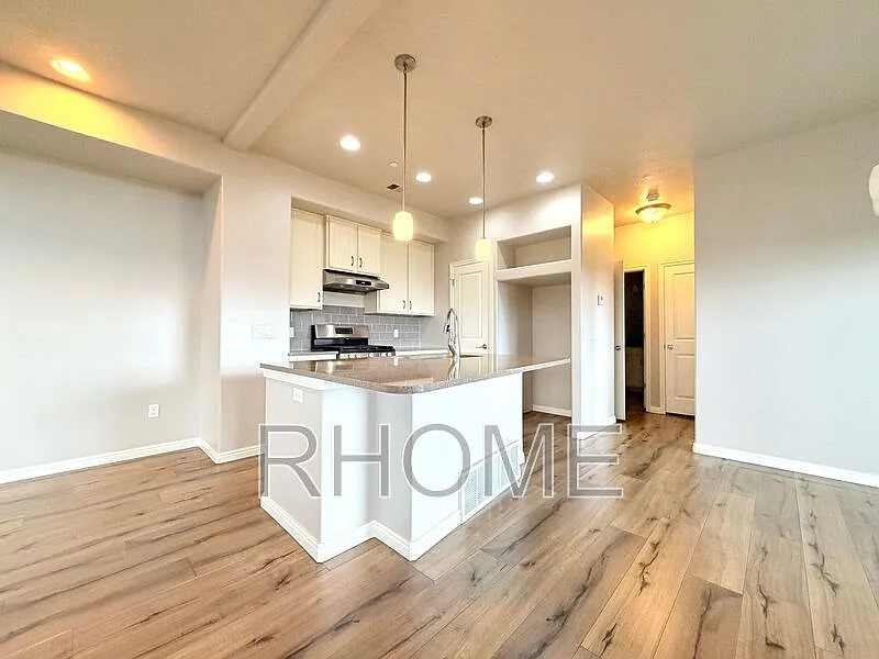3 bed, 3.0 bath, 1598 sqft, $2,649 — Photo 4
