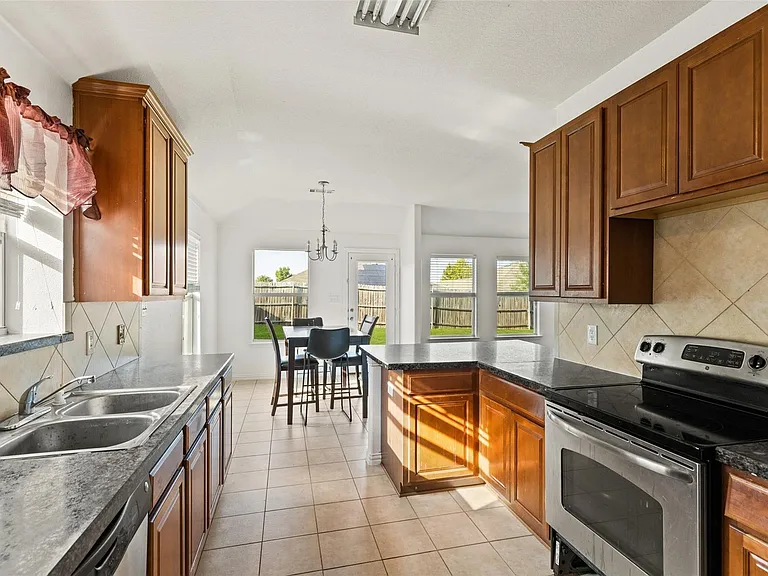 325 Crosscreek Dr — Photo 11