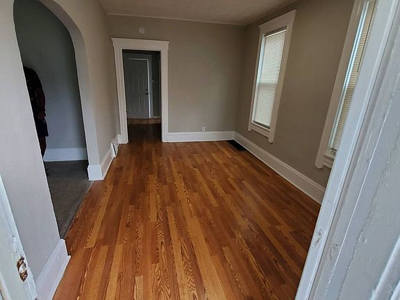 3rd image of 4216 Clybourne Ave