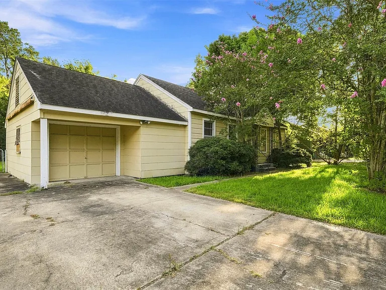 1914 Oaklawn Dr — Photo 3
