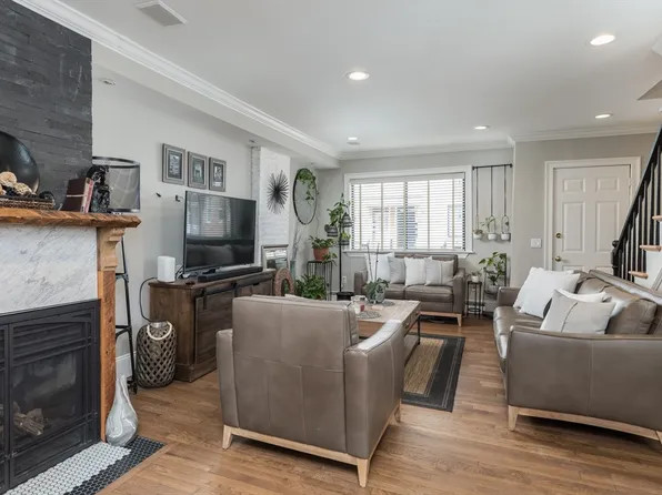 571 E 3rd St, South Boston, MA 02127