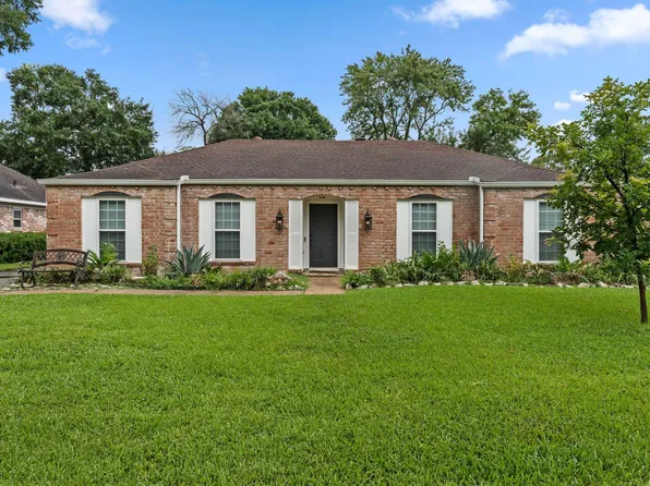 13714 Lynnwood Ln, Sugar Land, TX 77498