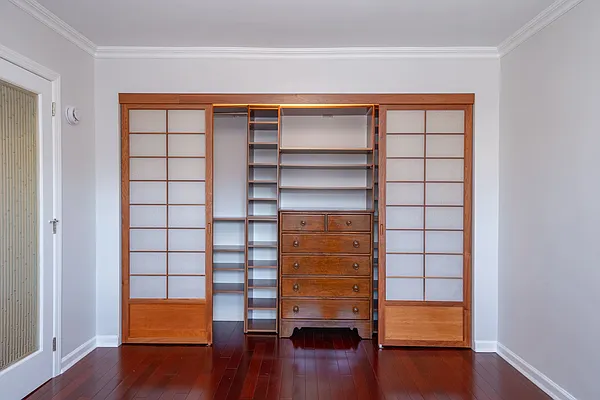 Sold by Bizzarro Agency | media 10