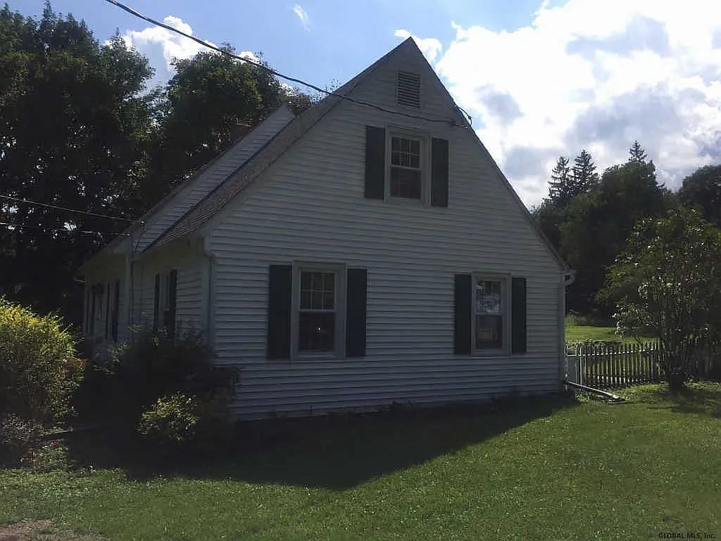 3 bed, 1.5 bath, 1496 sqft, $2,300 — Photo 2