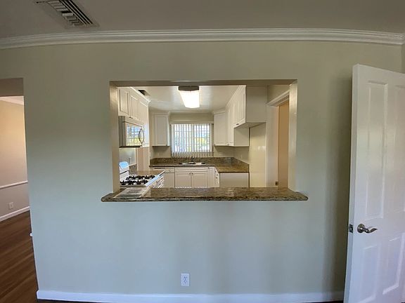 4th image of 316 1/2 N Hollywood Way #316-1/2