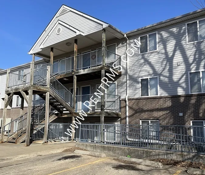 1900 SW Washburn Ave — Photo 3