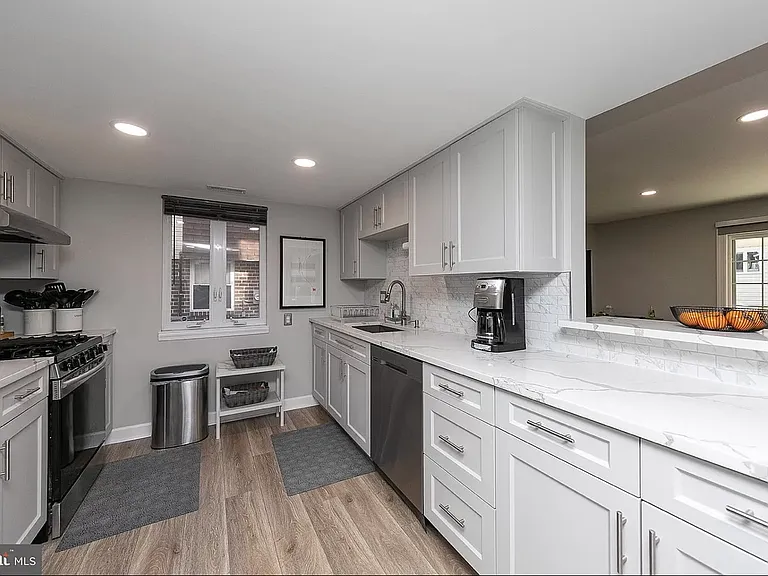 2162 Conwell Ave — Photo 4