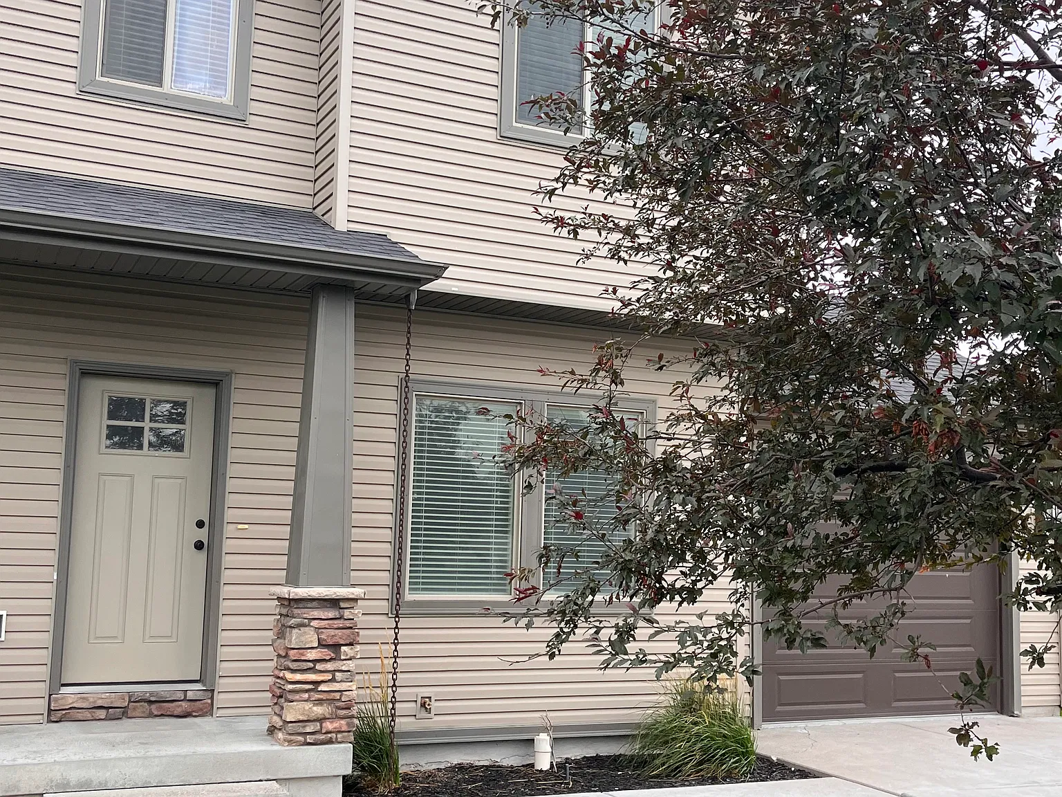 3 bed, 2.5 bath, 1350 sqft, $1,700 — Photo 2