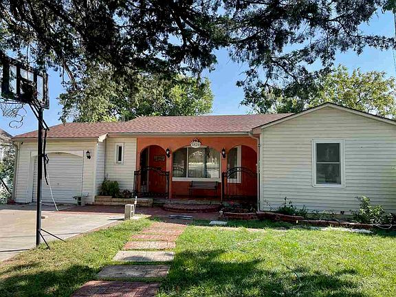 2nd image of 1828 Hoover Way
