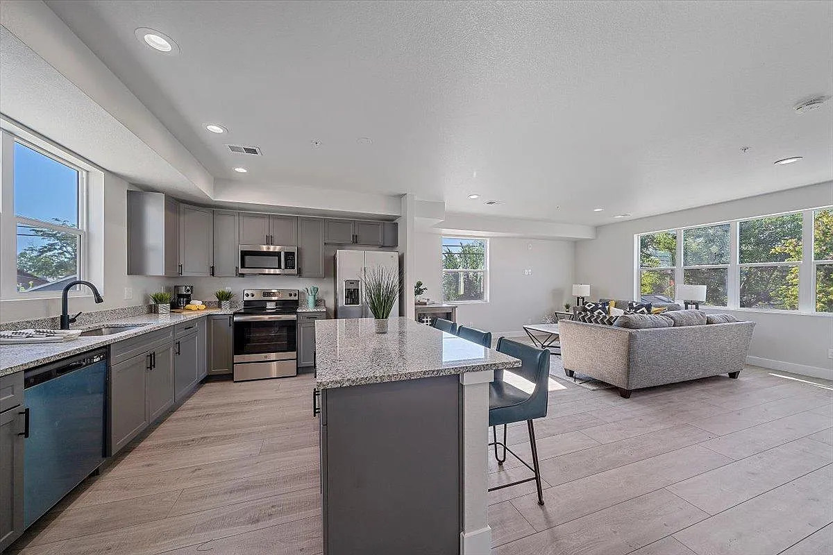 1338 Benton St — Photo 1