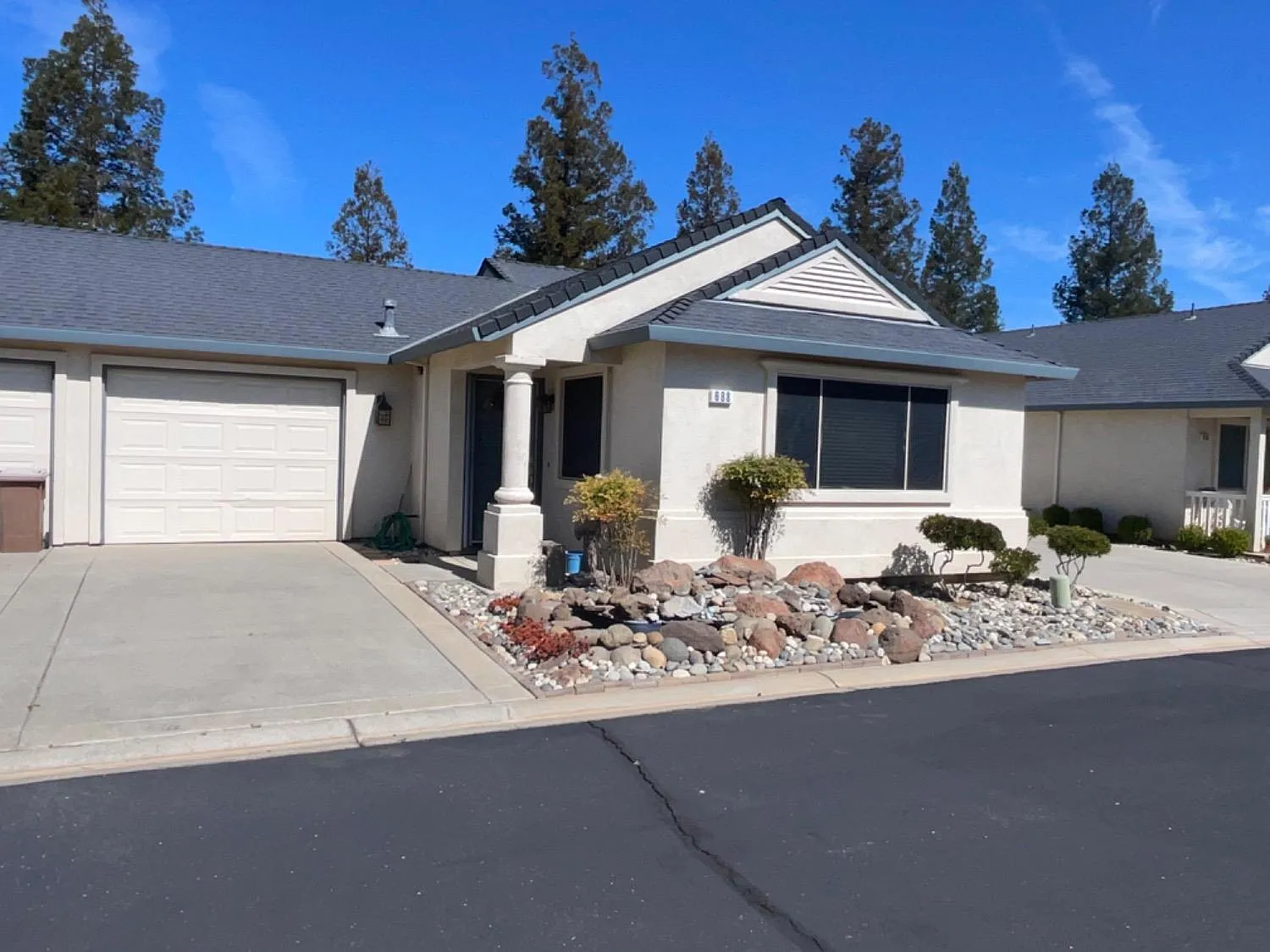 688 Village Dr photo 1