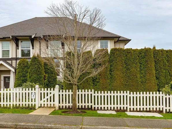 3903 Douglas St #5, Saanich, BC V8X 5M4