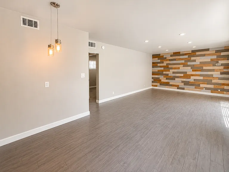 102 W Maryland Ave #C1 — Photo 3