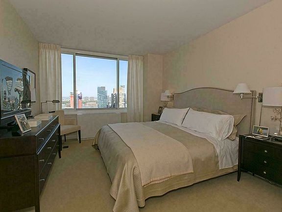 5th image of 160 W 62nd St APT 32A