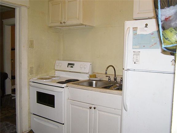 4th image of 440 Donnelly Ave