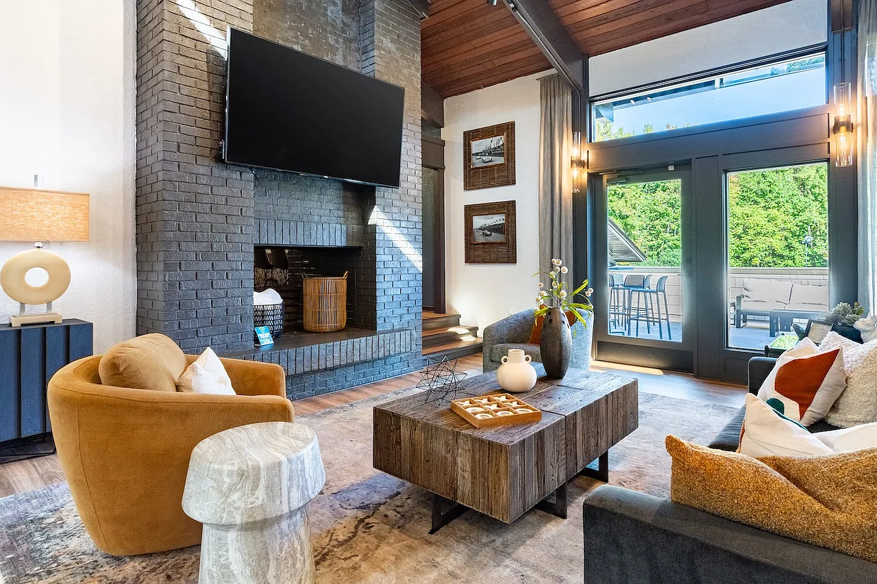 Yester Oaks Apartments — Photo 4