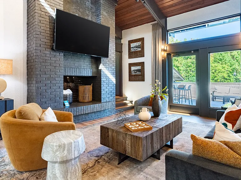 Yester Oaks Apartments — Photo 4