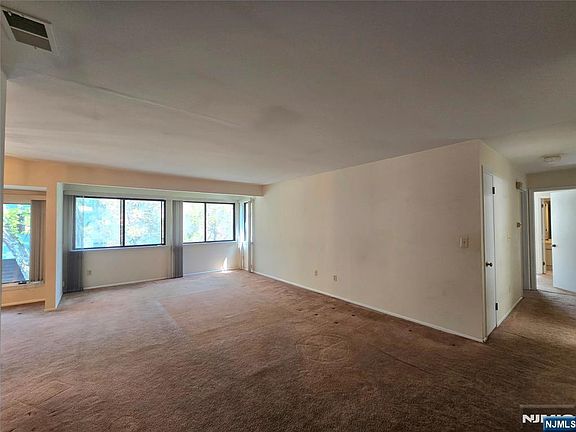 4th image of 230 Indian Hollow Ct