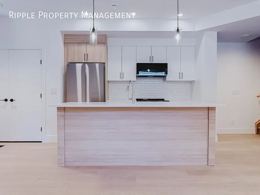 Amazing 3 Beds, 2.5 Baths Multiplex | Air Conditioning & Window Coverings — Photo 1