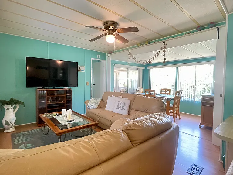 1016 Nell Way — Photo 15