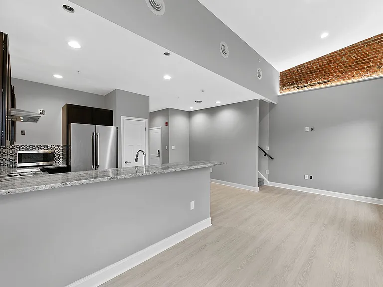 560 Madison Ave — Photo 7