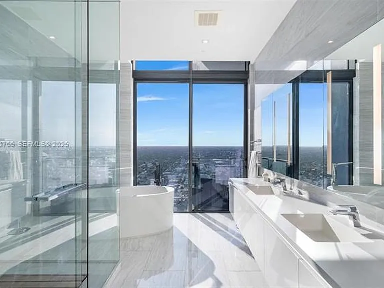 88 SW 7th St #4203 — Photo 20