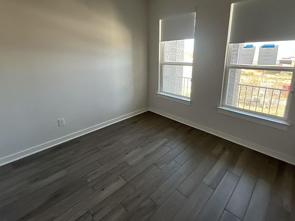 3rd image of 221 Green Knoll Ln