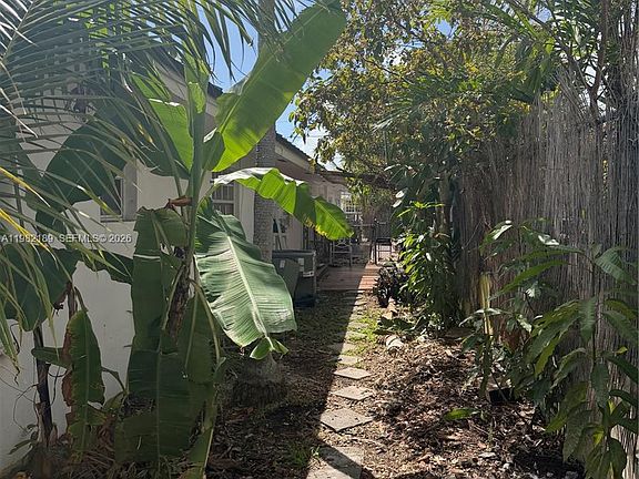 4th image of 1025 SW 12th St #2