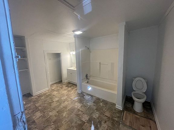 5th image of 141 S Queen St