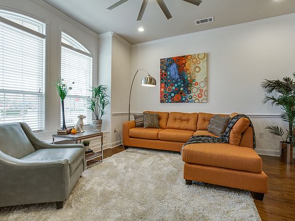 4th image of 218 E Kaufman St