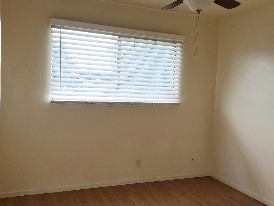 Bedroom #1- pretty spacious bedroom size with ceiling fan and faux wood blinds installed.