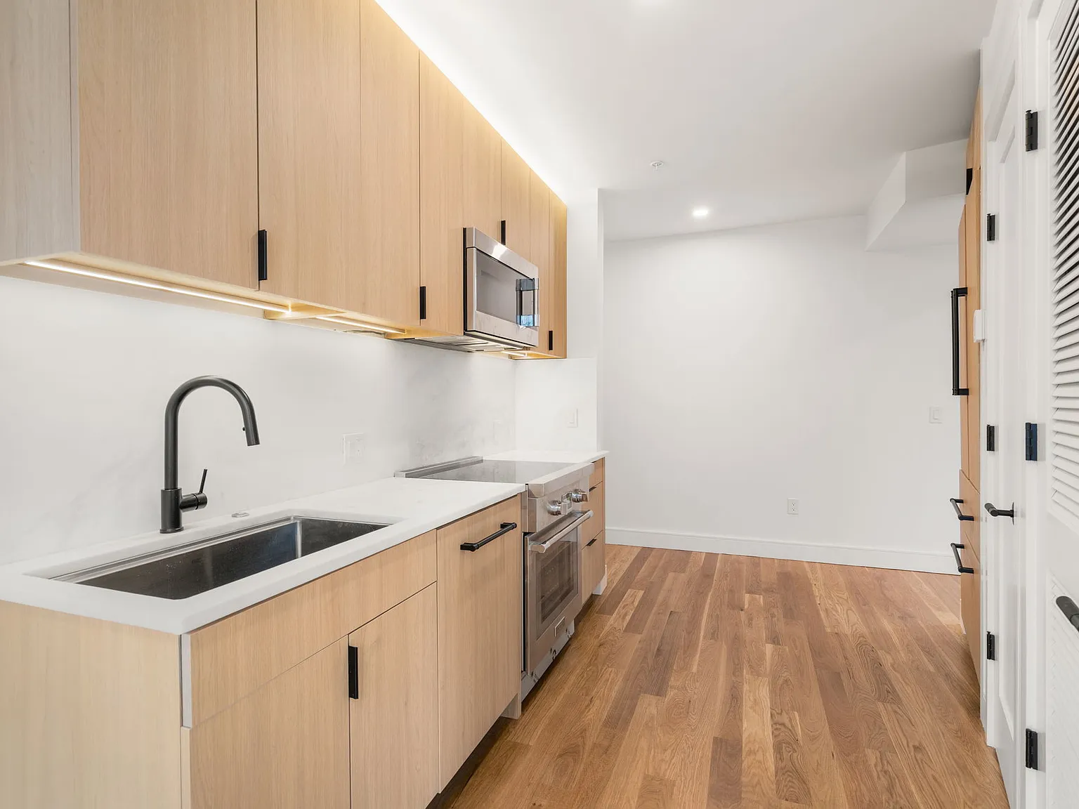 Studio, 717 sqft, $3,500 — Photo 2