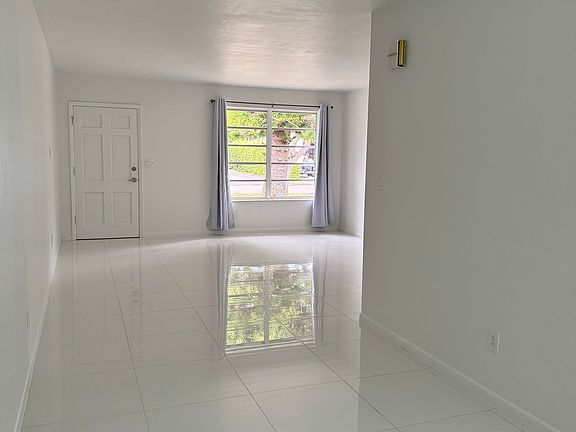 Long open spacious front entrance living / dining / family space