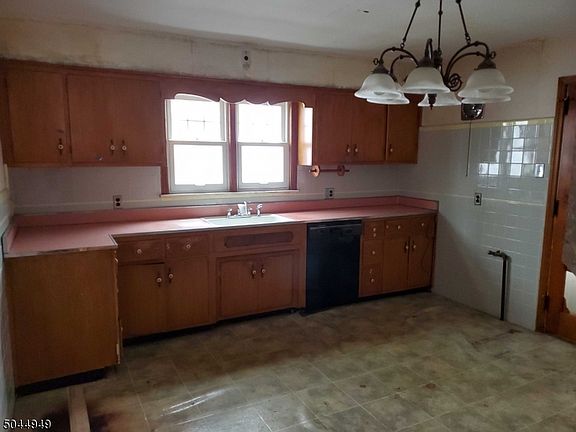5th image of 68 Salter Pl