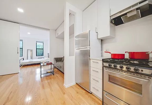 3rd image of 325 W 21st St APT 12