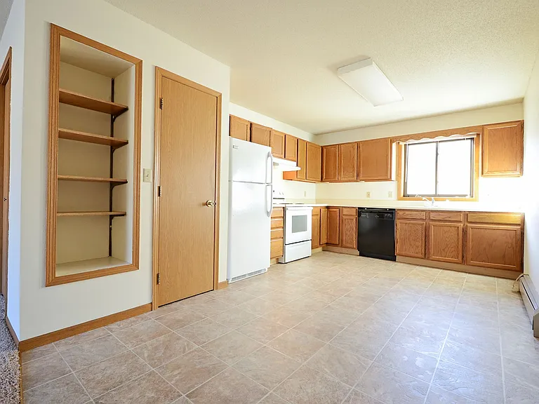 Williamsburg Apartments - Attached Double Garage! — Photo 6