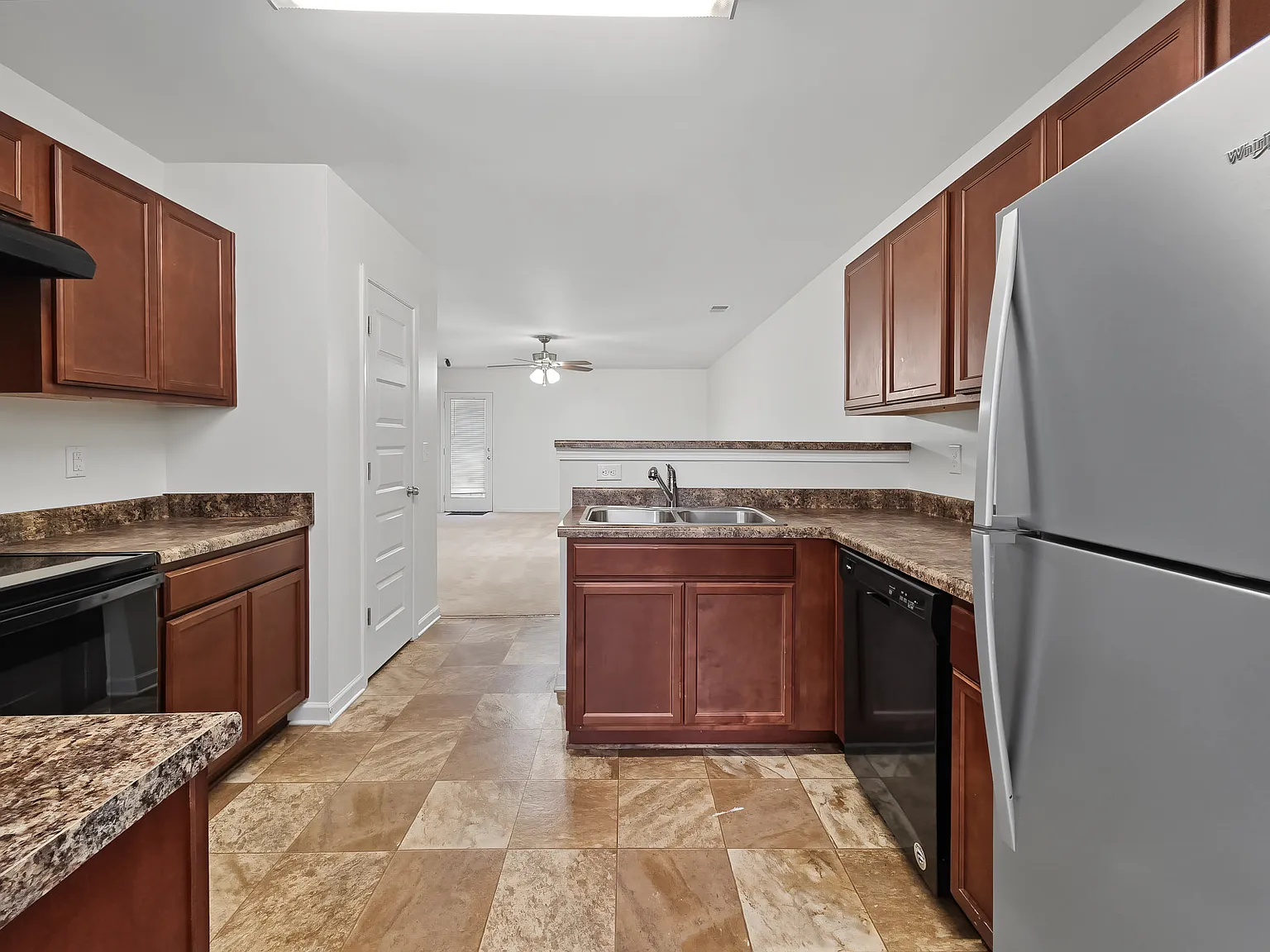 3 bed, 2.5 bath, 1700 sqft, $1,899 — Photo 2