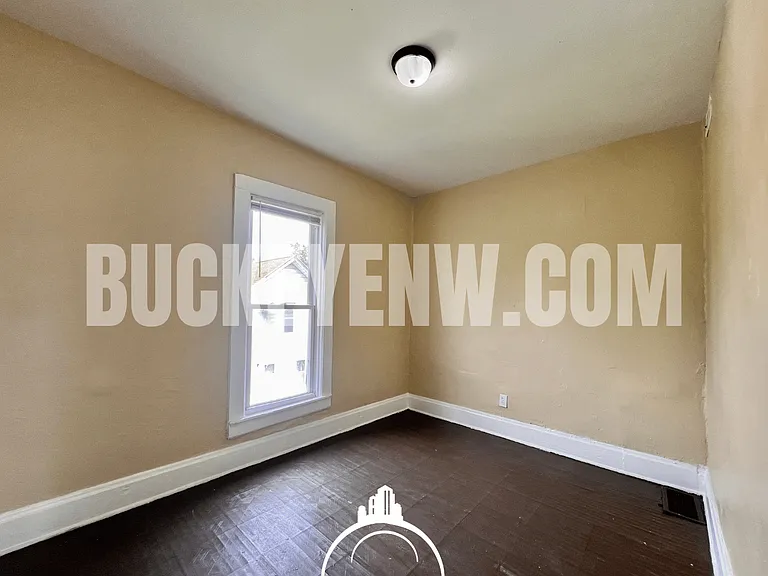 1419 N Erie St — Photo 8