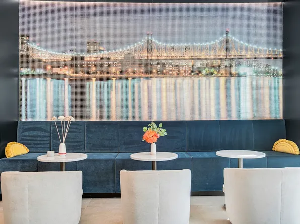 27-19 Thomson Avenue image 7 of 12