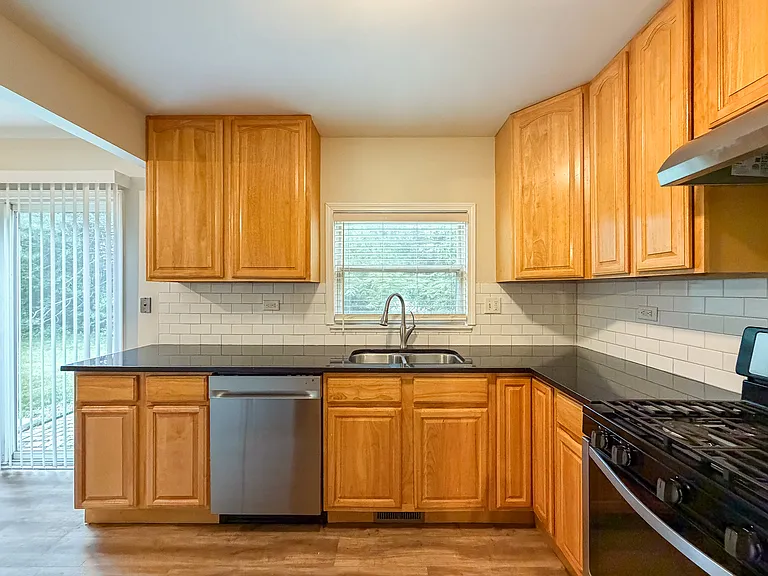 2436 Devonshire Ct — Photo 6