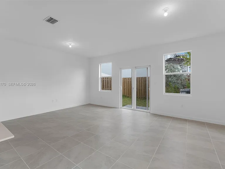 191 SE 11th Ave #0 — Photo 11