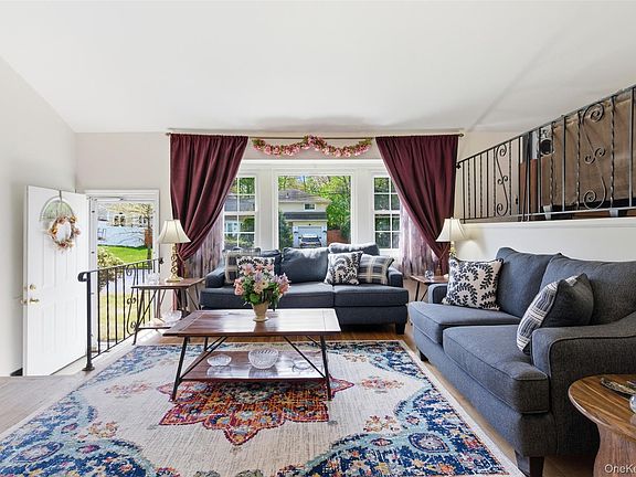 3rd image of 11 Roxanne Court